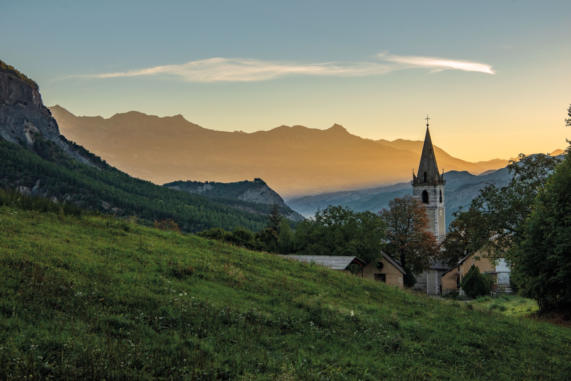 Le sanctuaire Notre-Dame du Laus au coucher du soleil